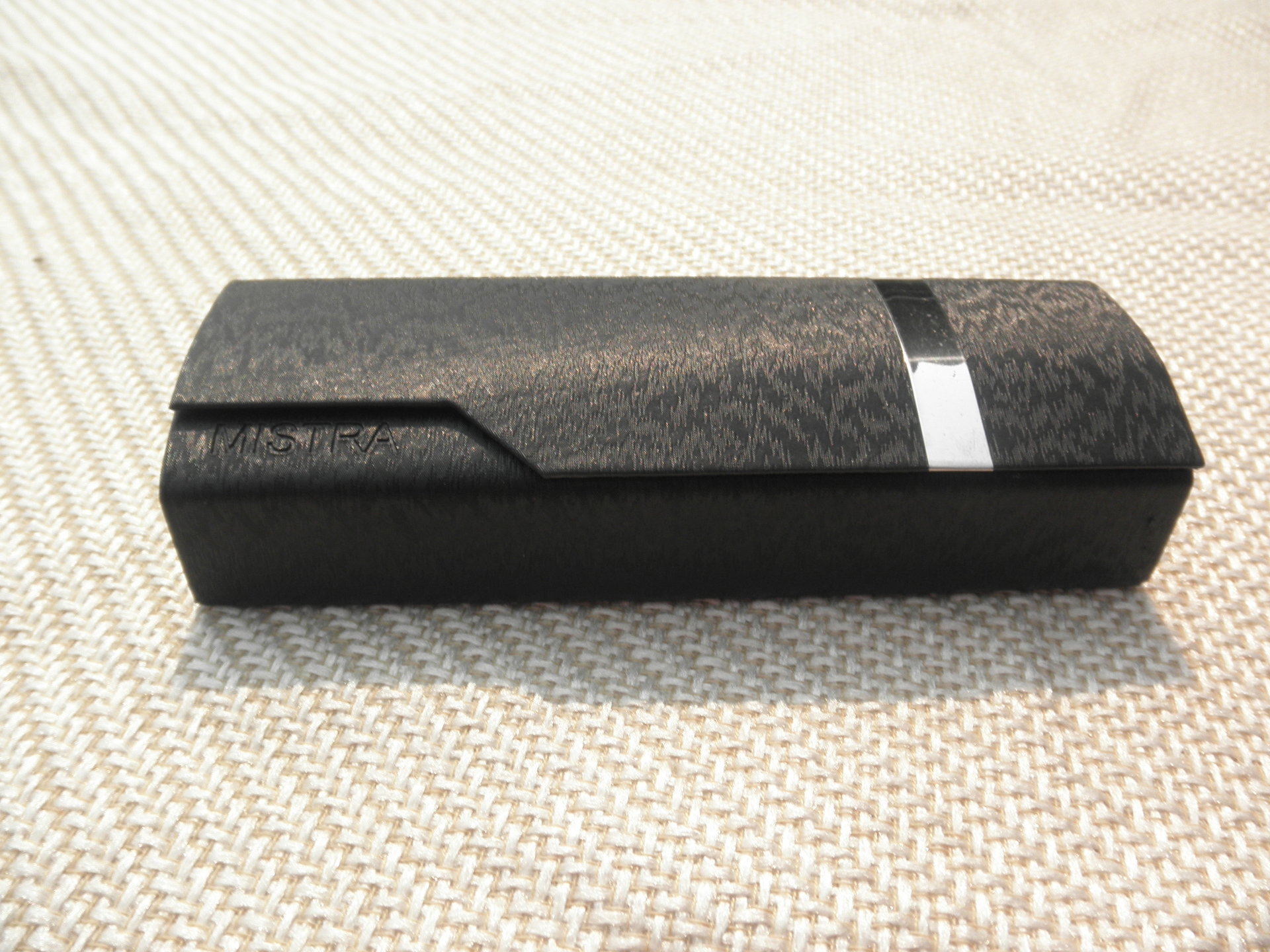 喜欢的花型,直到您满意 主营产品:塑料眼镜盒 铁制眼镜盒 魔术眼镜盒