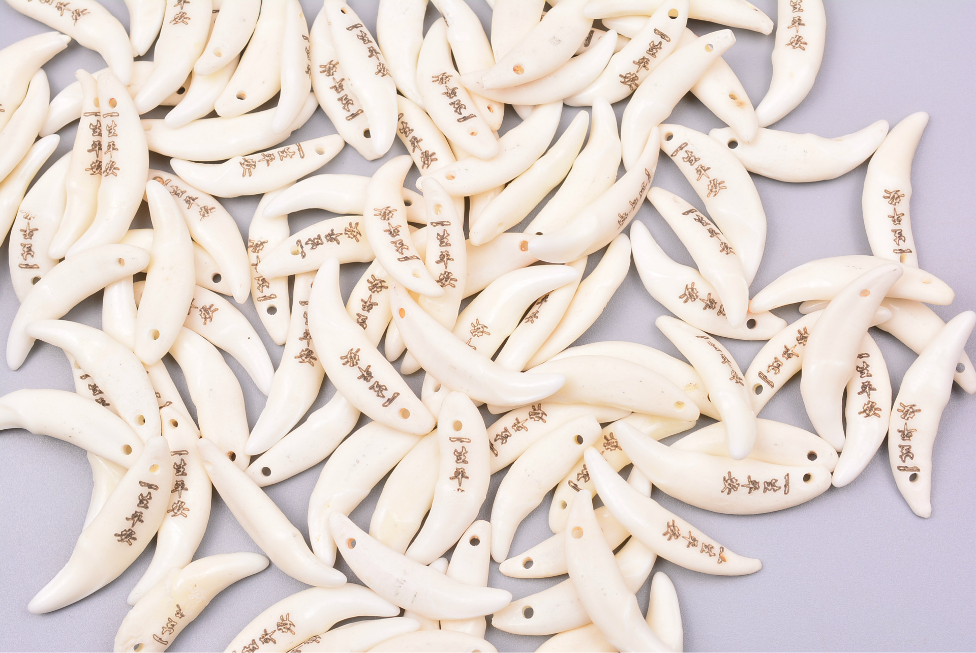 真狗牙批发 刻字一生平安 漂白已打孔 各类手链项坠吊坠配件