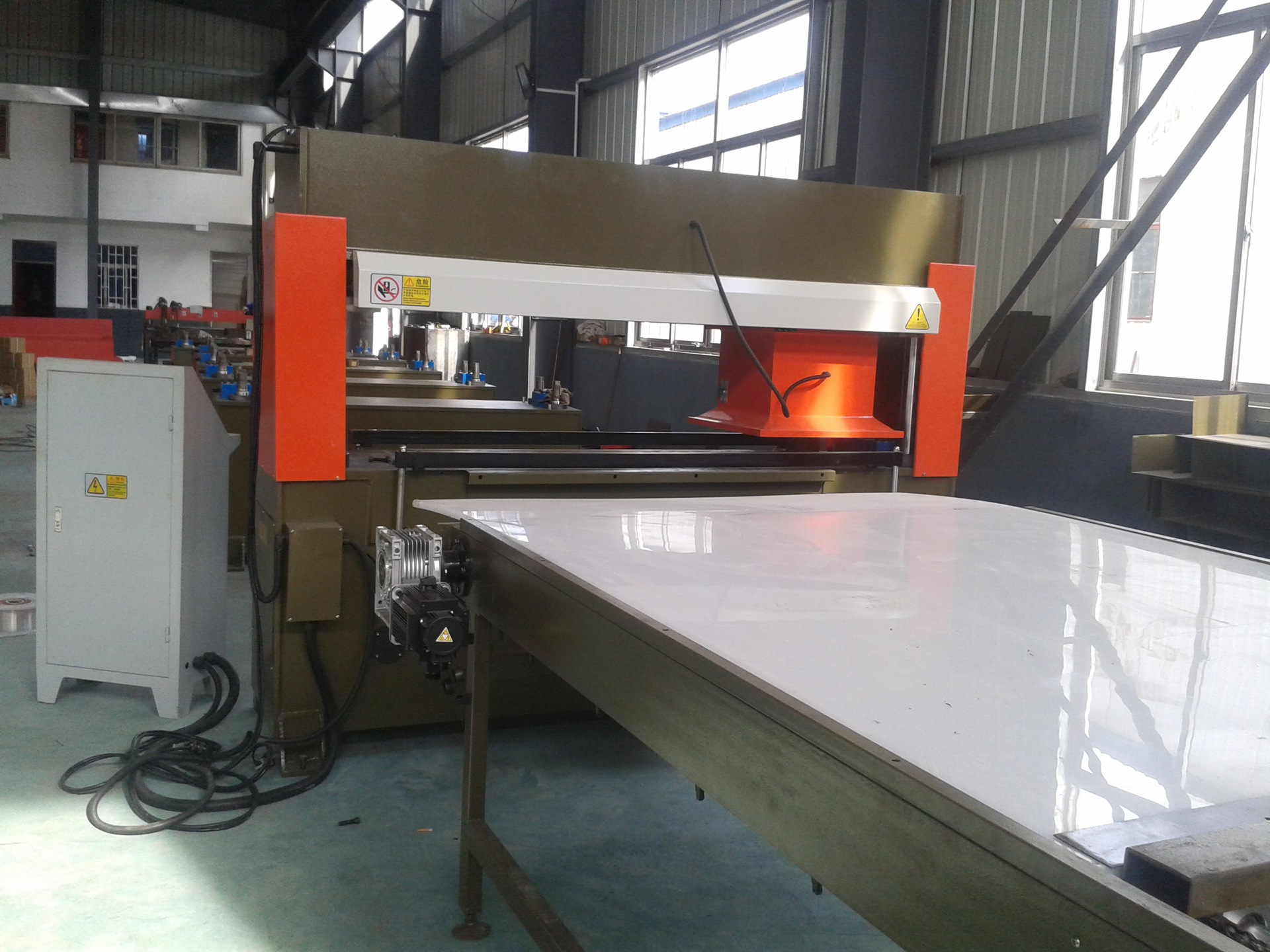 优质精密四柱龙门下料机