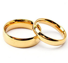 饰品批发 时尚男女素面首饰 金色光面 钛钢情侣戒指 对戒婚指环