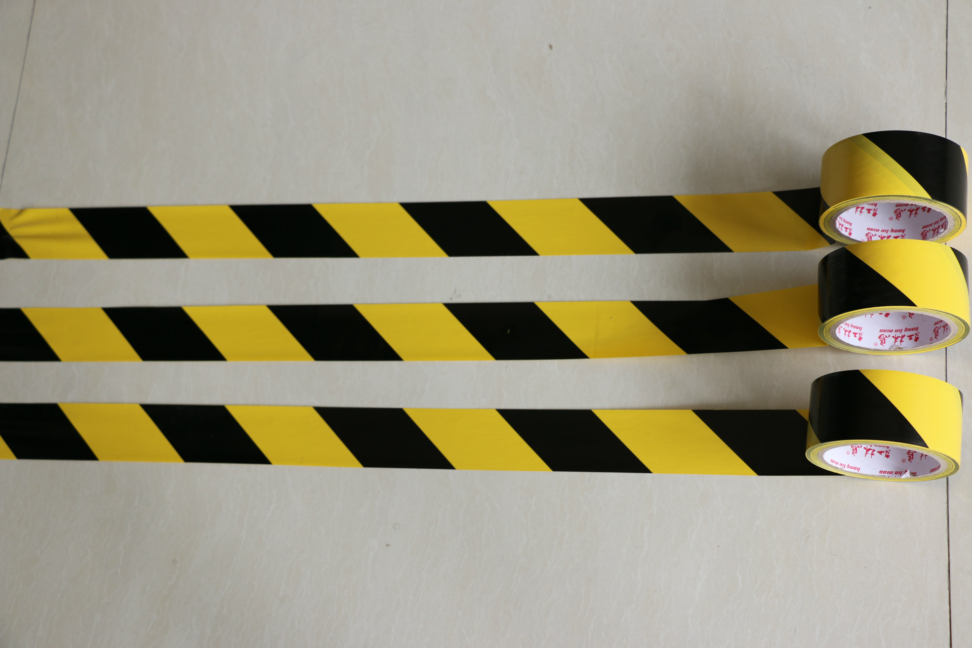 警示胶带 斑马线胶带50mm*18m 黑黄色胶带地面地板胶带厂家直销