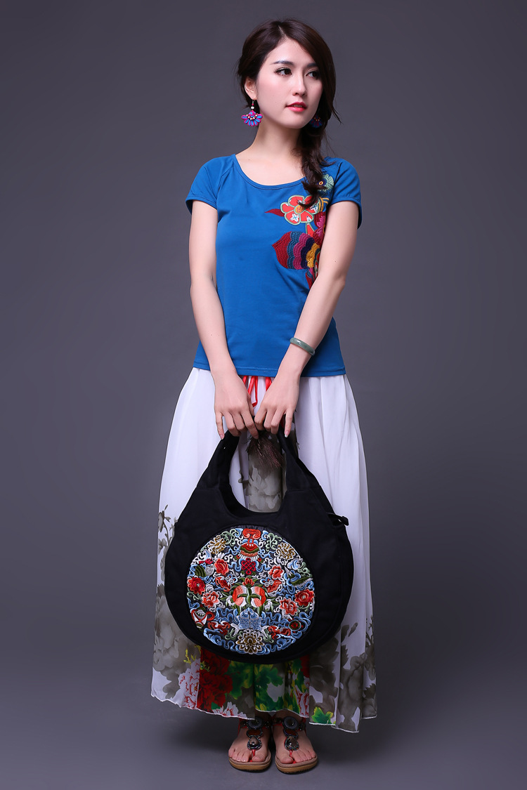 优雅而时尚,民族韵味十足,虽然是民族风包,我们的包设计理念是以百搭