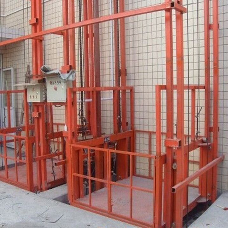 液压升降机又称升降货梯广泛应用于地下室,仓库改造,新建货架,化工厂