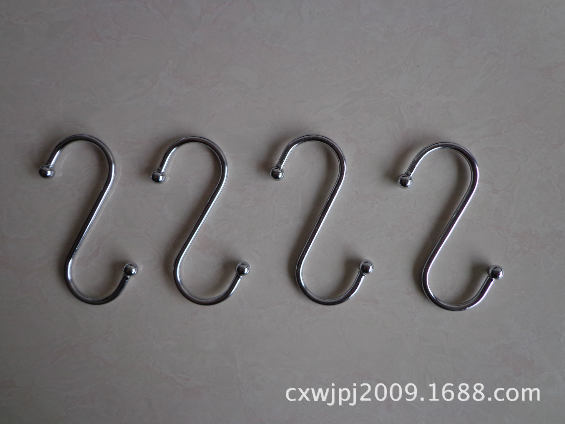 金属挂钩外表光亮,拉力强,适用于家庭,超市