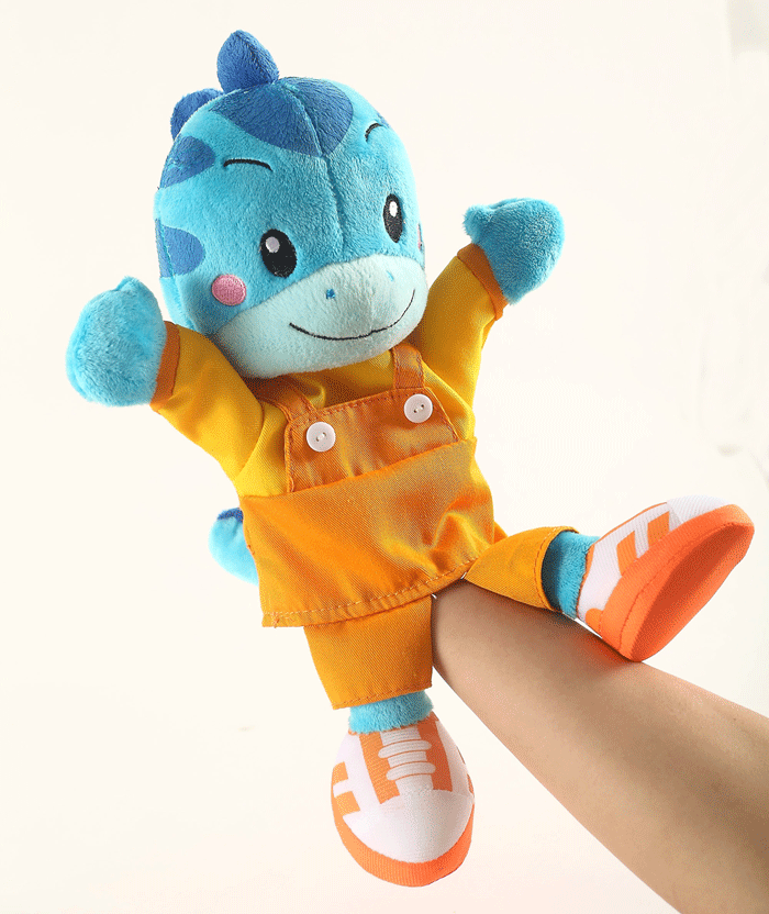 内部填塞各种填充物而制成的玩具,英文名为(plush toy),也可以称为软