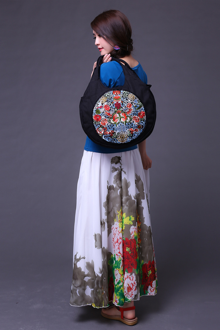 优雅而时尚,民族韵味十足,虽然是民族风包,我们的包设计理念是以百搭