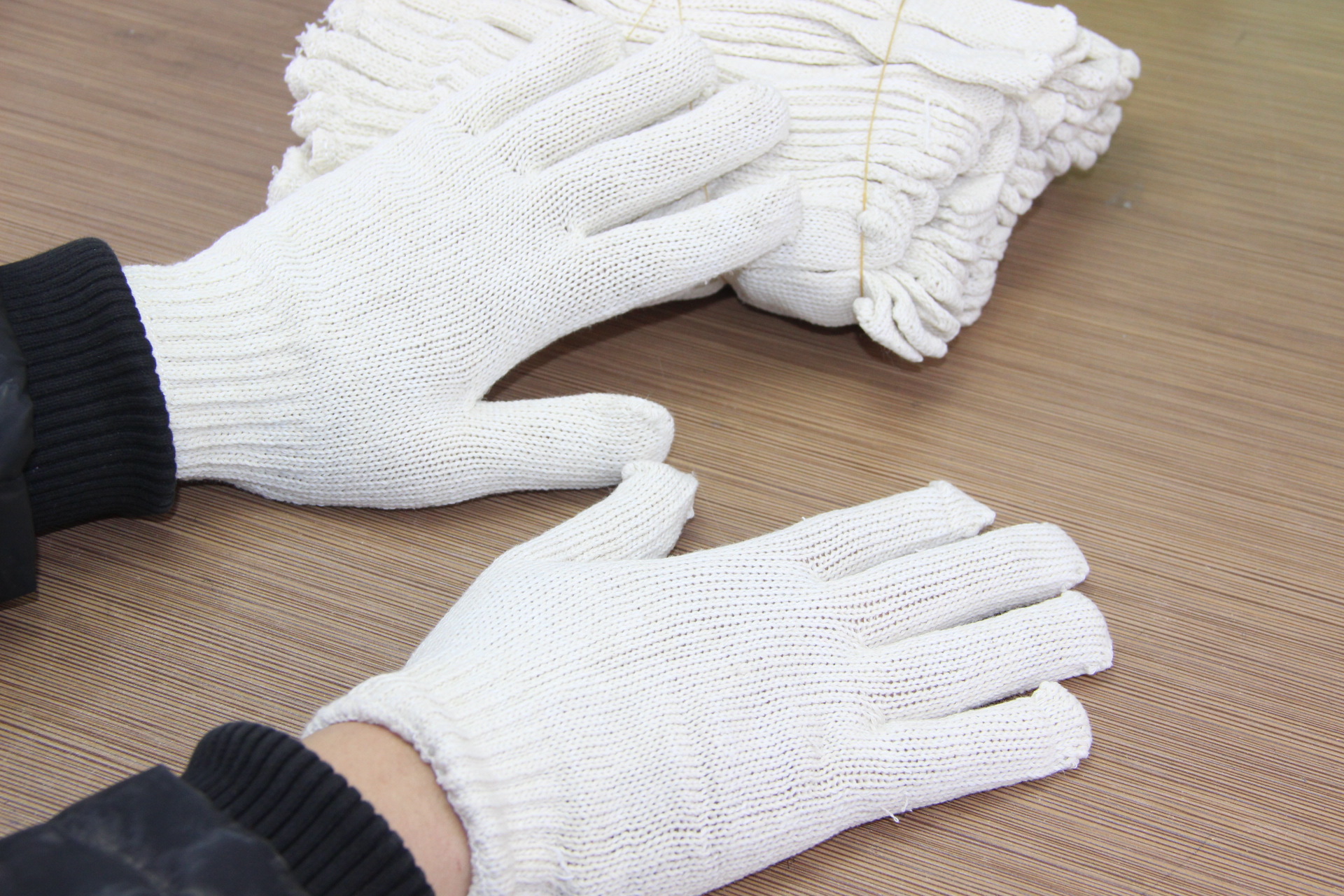 10双棉线手套 防护手套 10元店劳保批发货源保护线制手套临沂百货