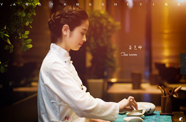 花了三年的时间,她成功拿到了初级,中级,高级茶艺师证,成为了一名