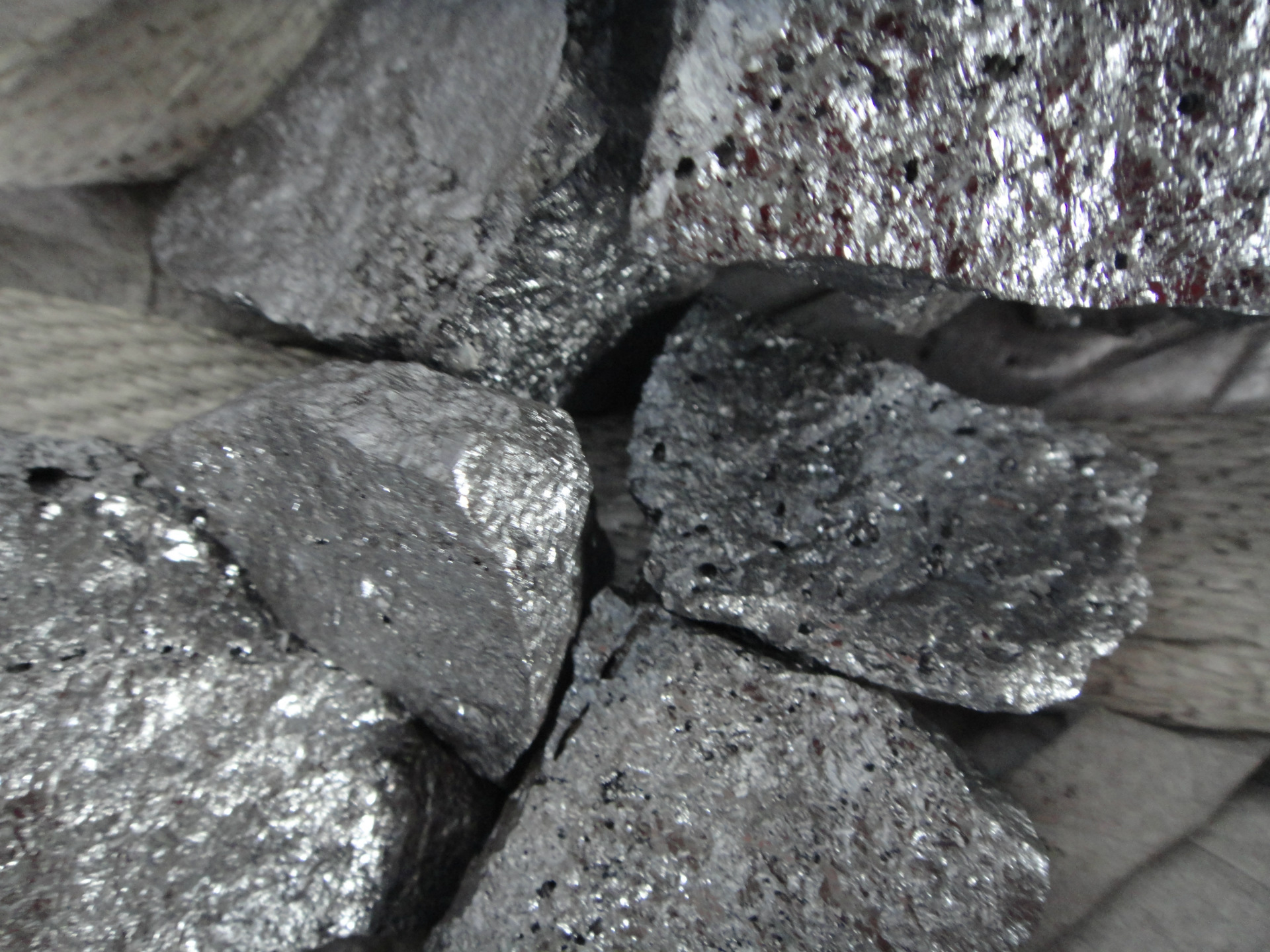 金属硅是由石英和焦炭在电热炉内冶炼成的产品,主成分硅元素的含量在