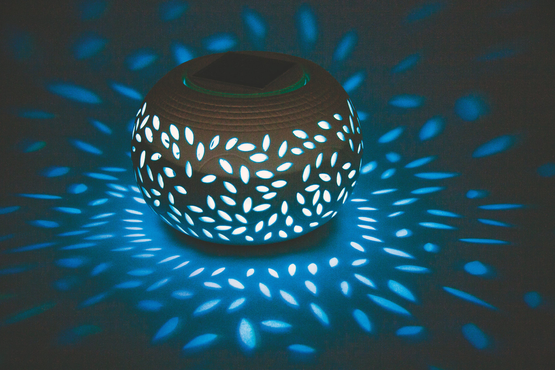 2017大陶瓷产品陶瓷罐小夜灯 太阳能双led彩色镂空创意装饰灯