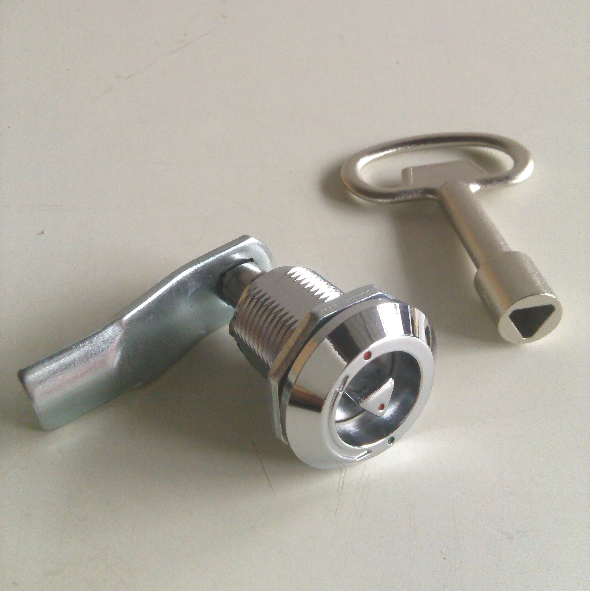 压缩收紧柜锁 红绿标识机车柜锁ms816-3dj 防水防震锌合金转舌锁