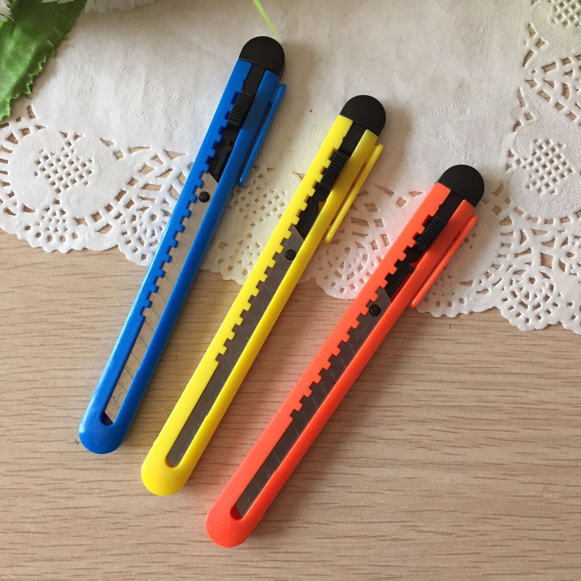 办公文具批发 优质小号裁纸刀 学生美工刀 12个/袋