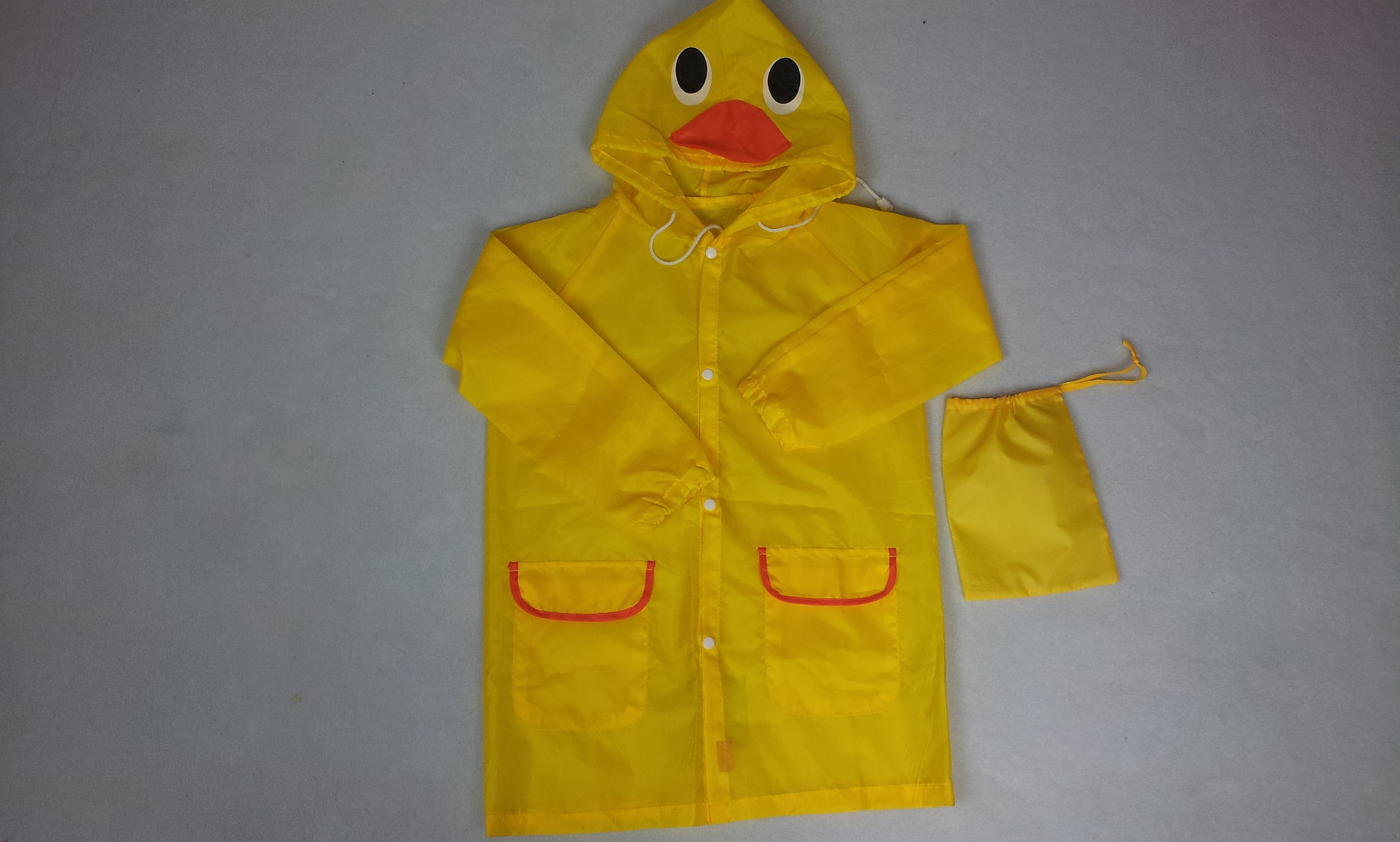 厂家定制涤纶儿童小黄鸭图案印花雨衣长褂户外卡通时尚雨衣长褂