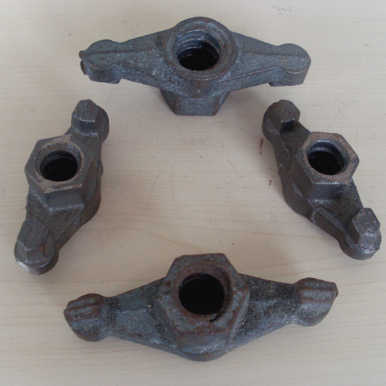 山型螺母就是将机械设备紧密连接起来的零件,通过内侧的螺纹,同等