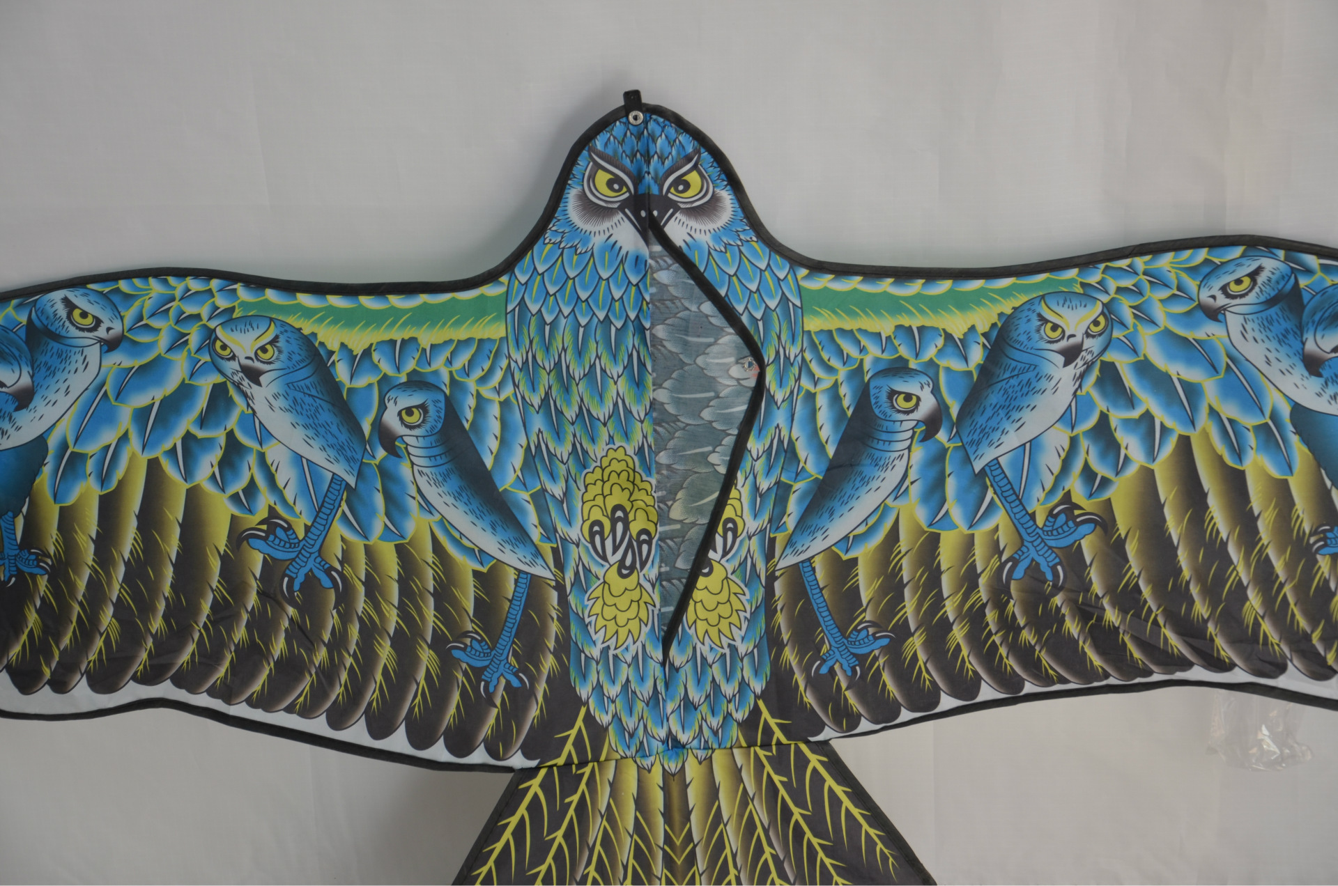 现代钢鹰风筝 新款格子布户外好放飞多规格潍坊风筝 批发老鹰风筝