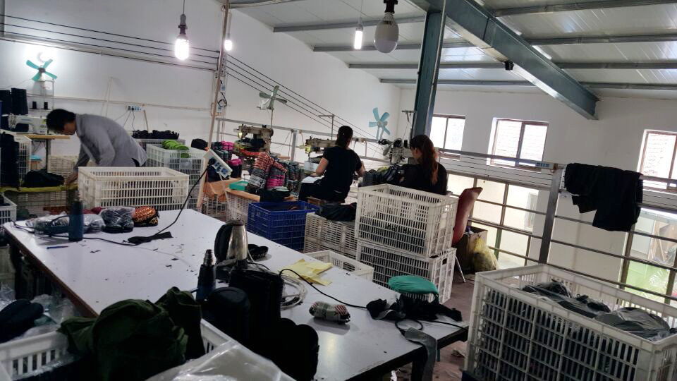 我厂专业生产各种高,中,低档eva太阳镜盒铁质包皮眼镜盒,眼镜袋,眼镜