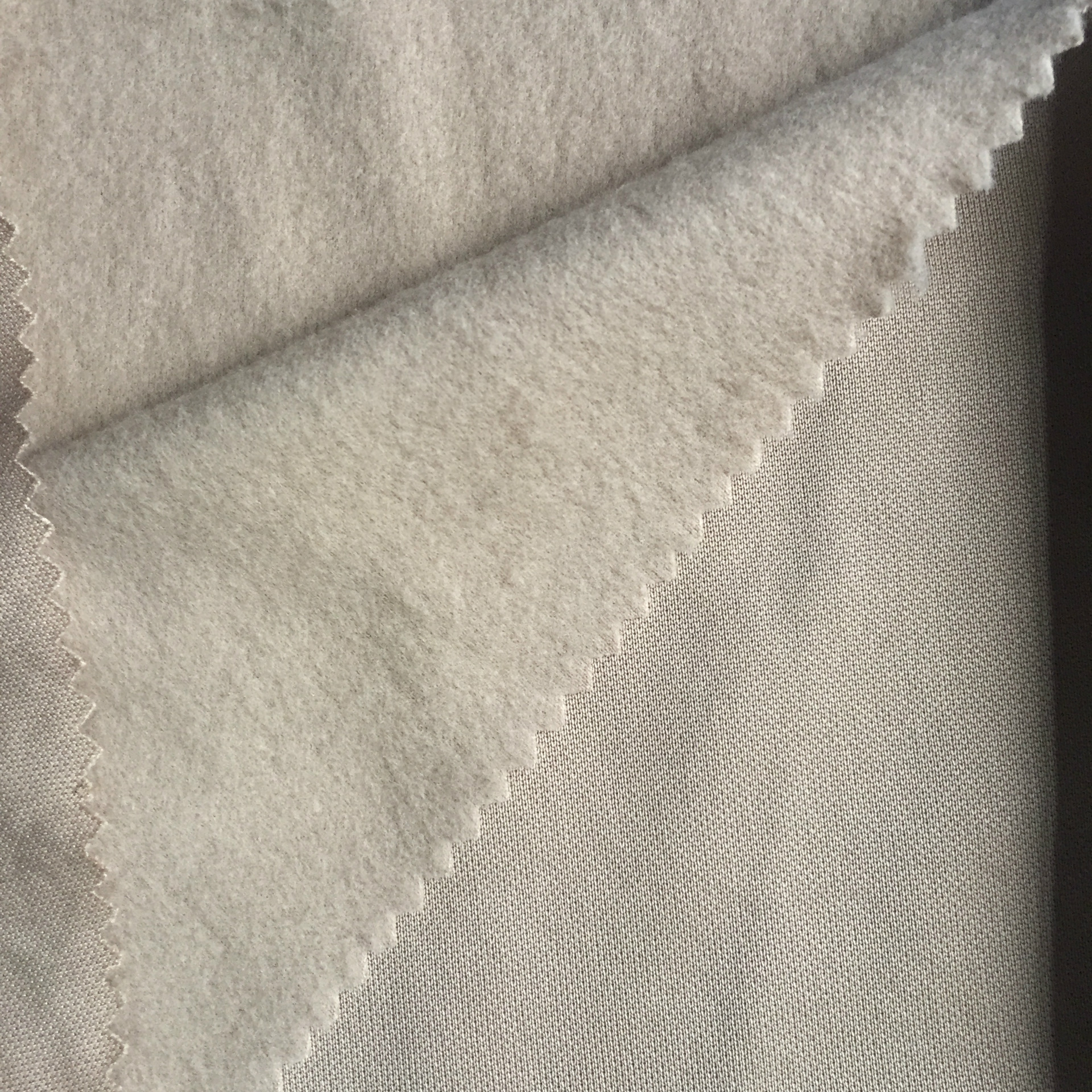 厂家供应全涤空气层 涤氨空气层拉毛布单面拉绒手感好乱三路拉毛