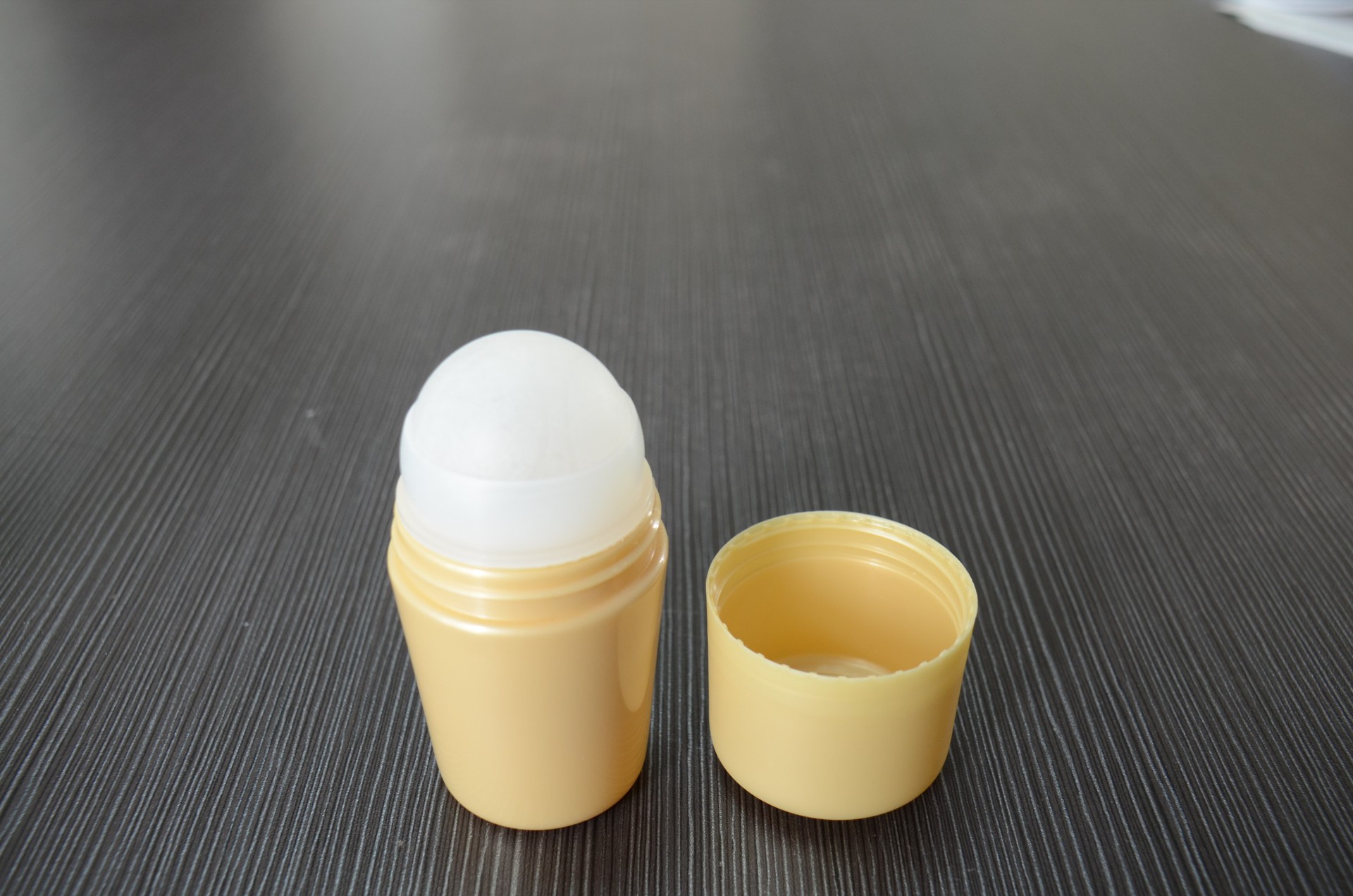 厂家直销 高质量 滚珠瓶 精美 塑料瓶 时尚 走珠瓶