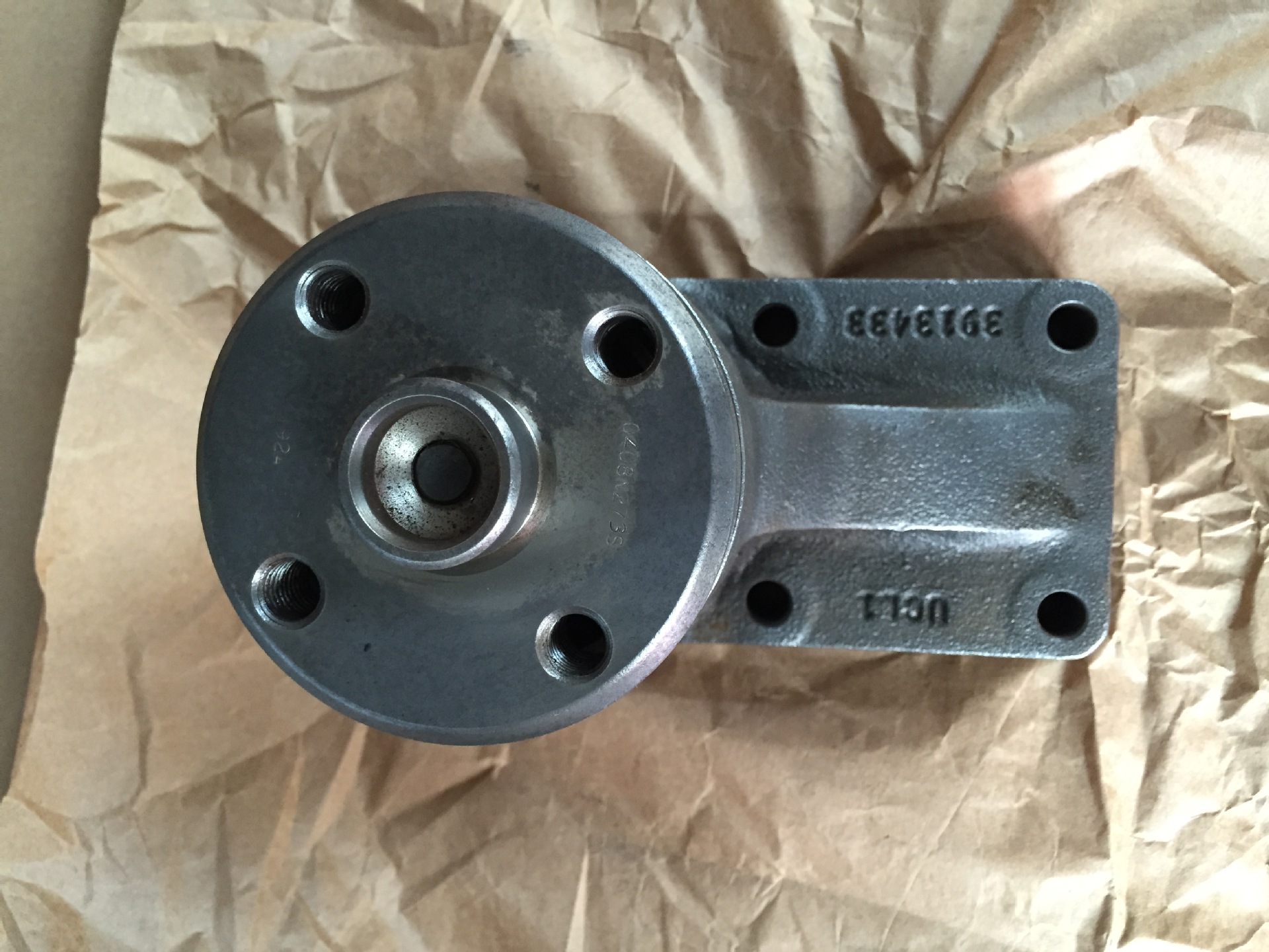 批发康明斯发动机纯正零件/风扇支架/3913433