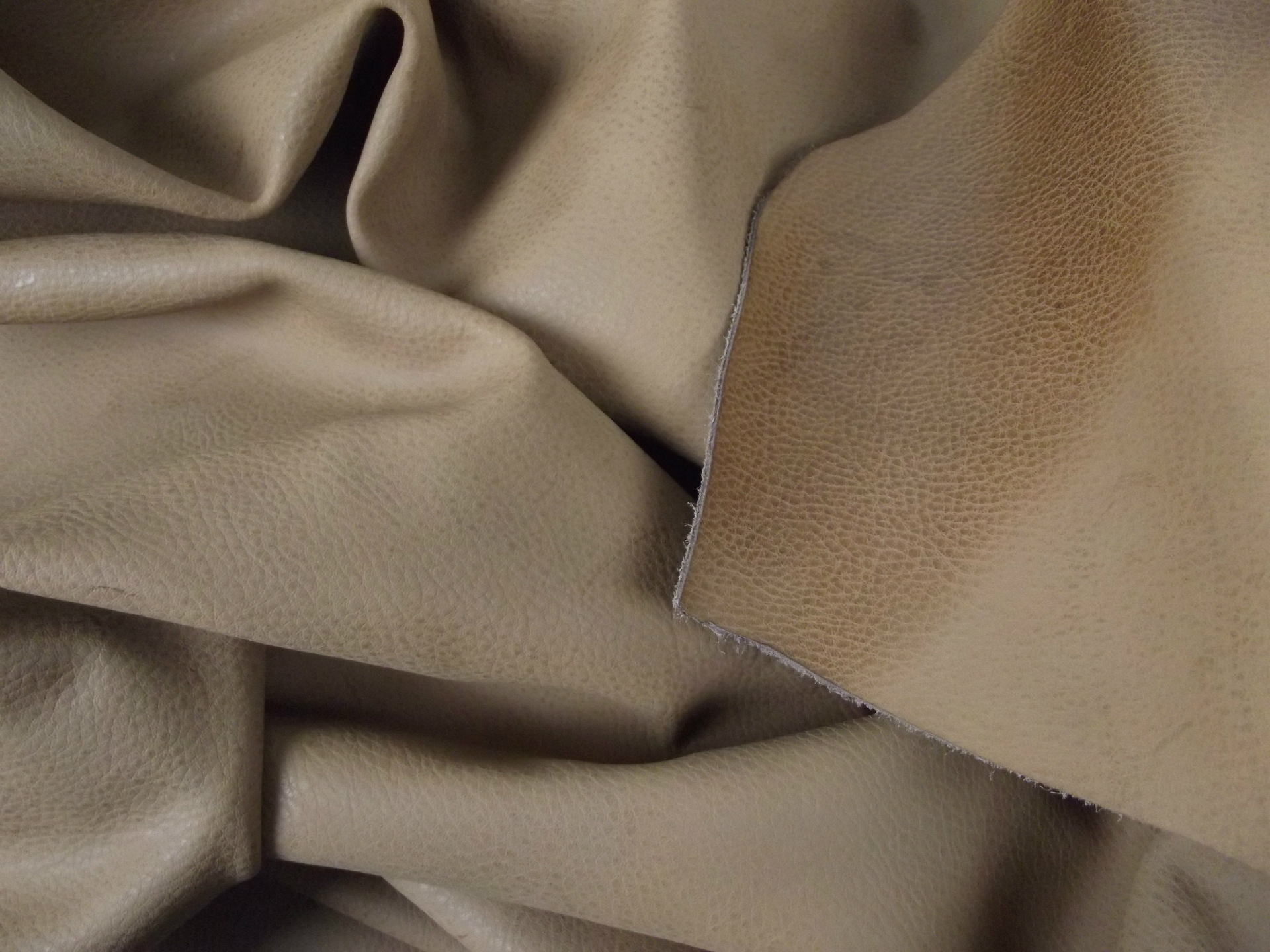 细纹二层牛皮革:擦焦变色,打磨擦变色,抛光变色