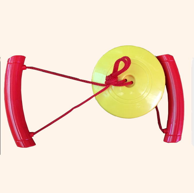 两个人同时拉着一边塑料柄,同时往各自方面用力拉着,练习手臂等动能