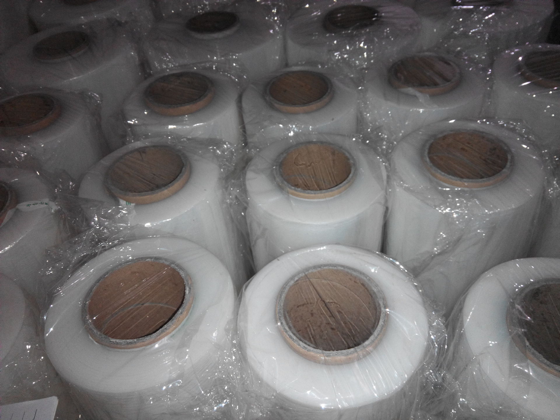 厂家生产pe缠绕膜 小拉伸膜 8cm电线膜