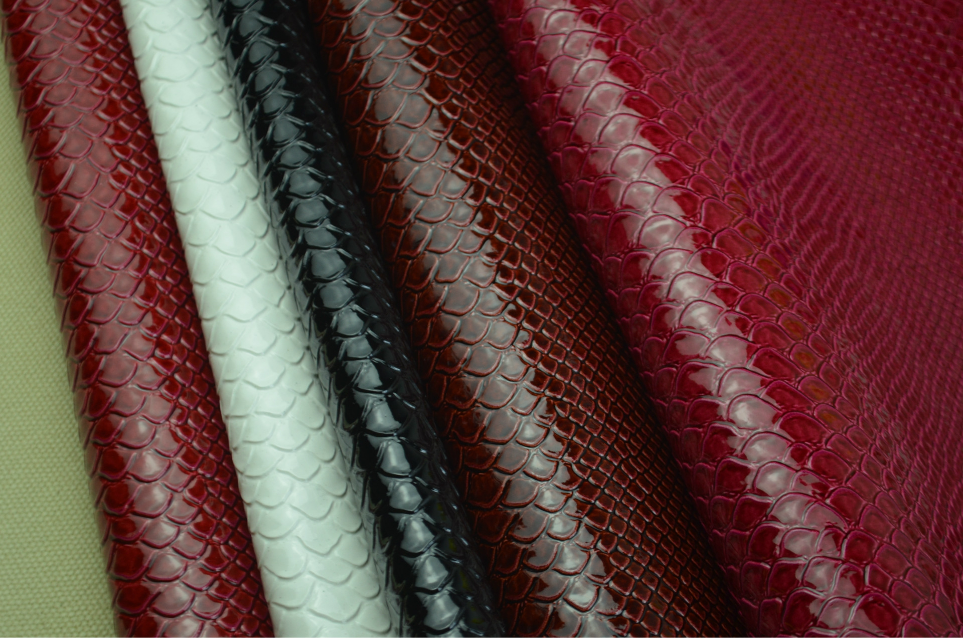 蟒蛇皮 蛇纹pvc皮革人造革 双色高光 箱包 包装材料 厂家现货