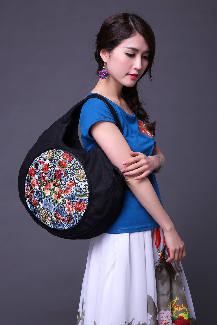 优雅而时尚,民族韵味十足,虽然是民族风包,我们的包设计理念是以百搭