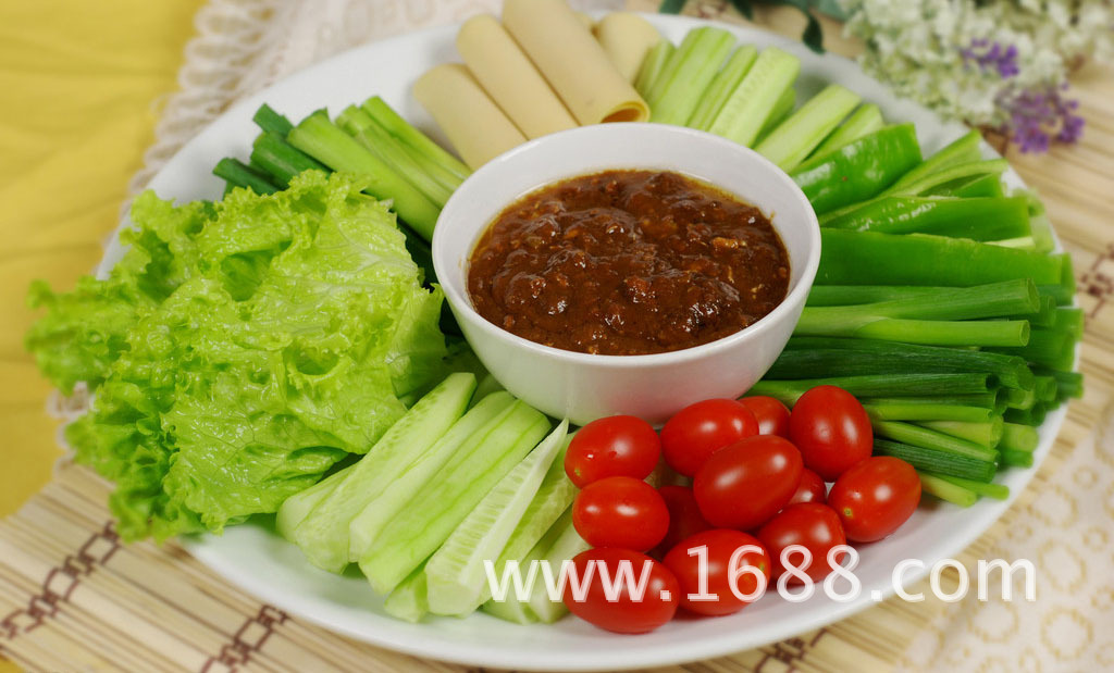 生菜蘸酱: 生菜洗净装盘,配酱一起吃