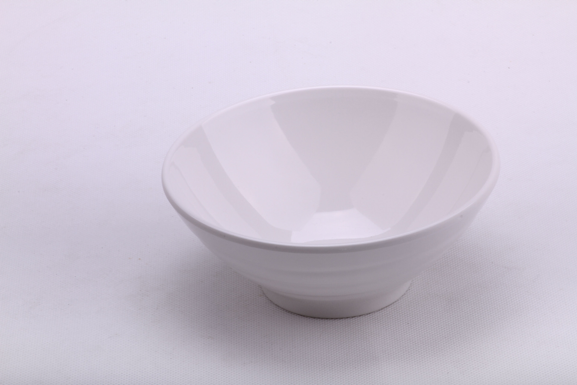 厂价直销供应仿瓷餐具牙白喇叭碗密胺外横纹碗耐摔耐高温酒店用品