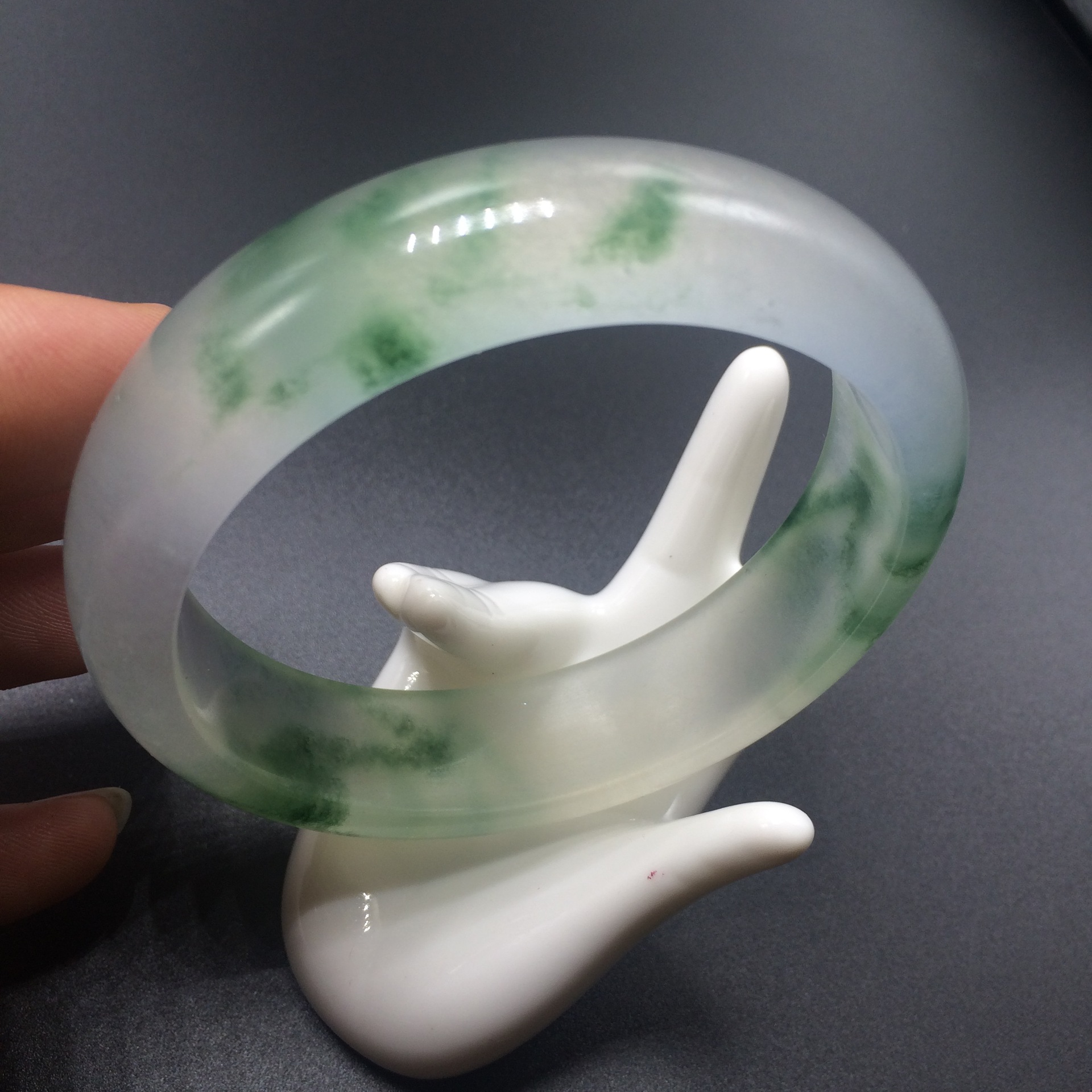 镇平玉龙坊天然石英岩手镯 淡灰绿色飘花玉镯镯子 厂家直销-阿里巴巴