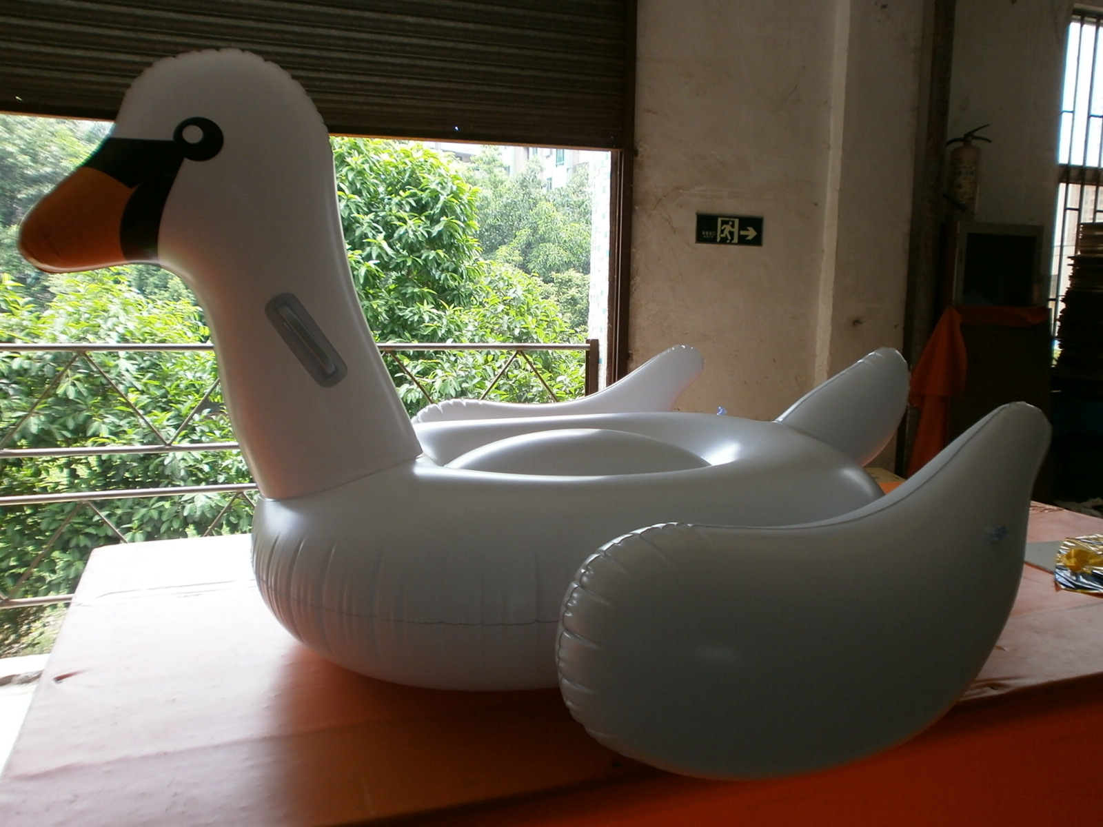 厂家订做充气白天鹅浮排 pvc充气天鹅