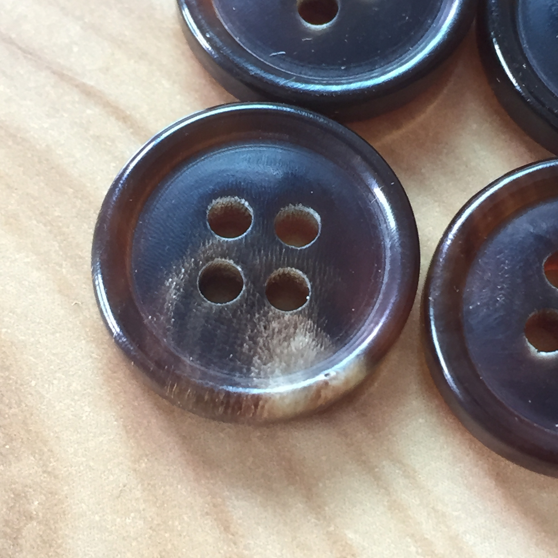 厂家直销 四眼 真牛角扣 高档西服 风衣纽扣 可定制