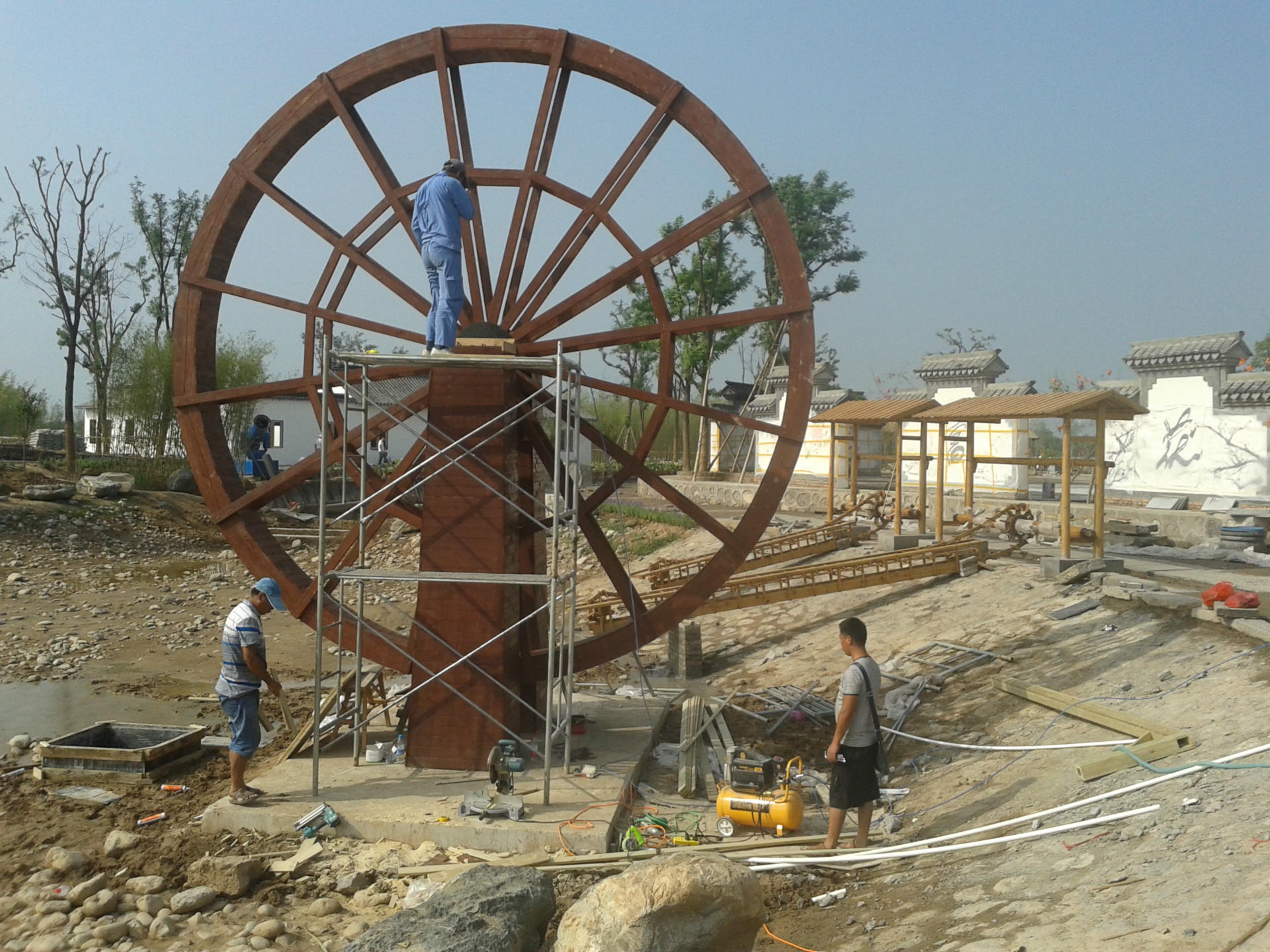 "两岸风车迎风转,麦香过后稻花香.