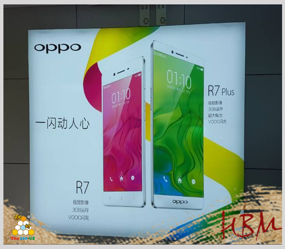手机店里oppo n1的灯箱广告图片是什么材质,卖表的柜台后面的背景好像