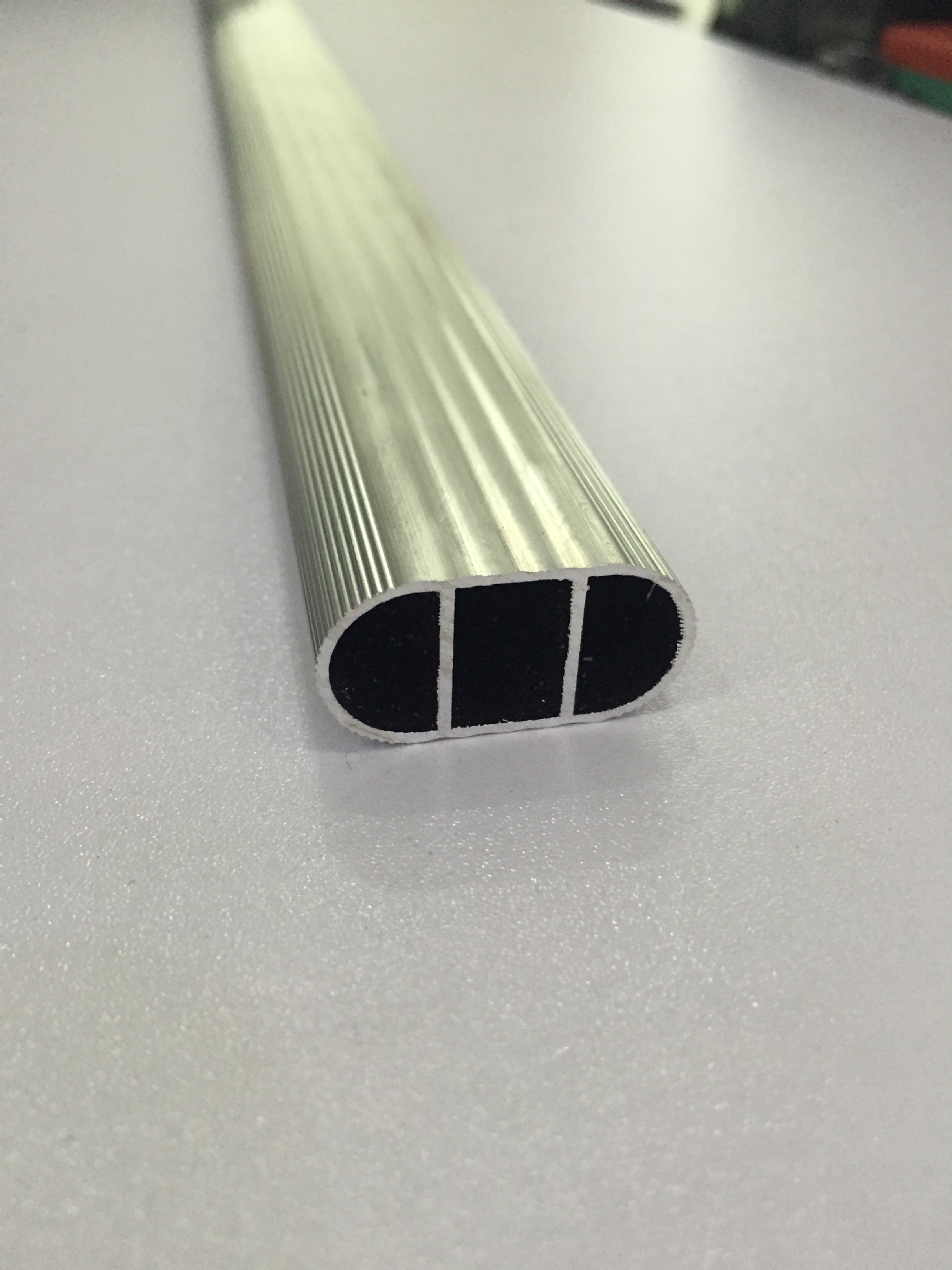 铝合金加厚挂衣杆 铝合金衣柜挂衣杆 有横16扁管1.0厚度 厂家直销