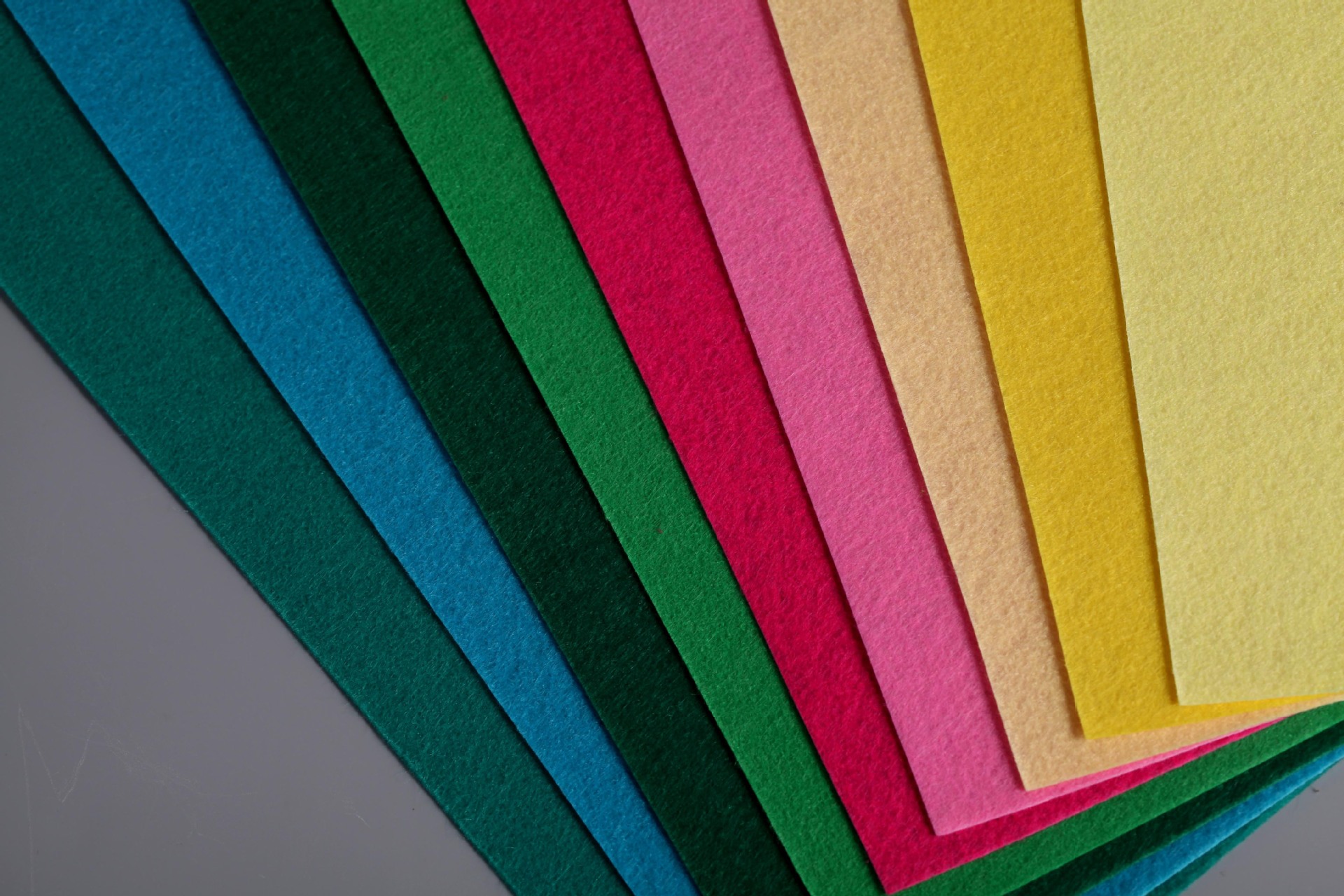 供应彩色毛毡布 彩色涤纶针刺毛毡 彩色工艺化纤毛毡 彩色毛毡