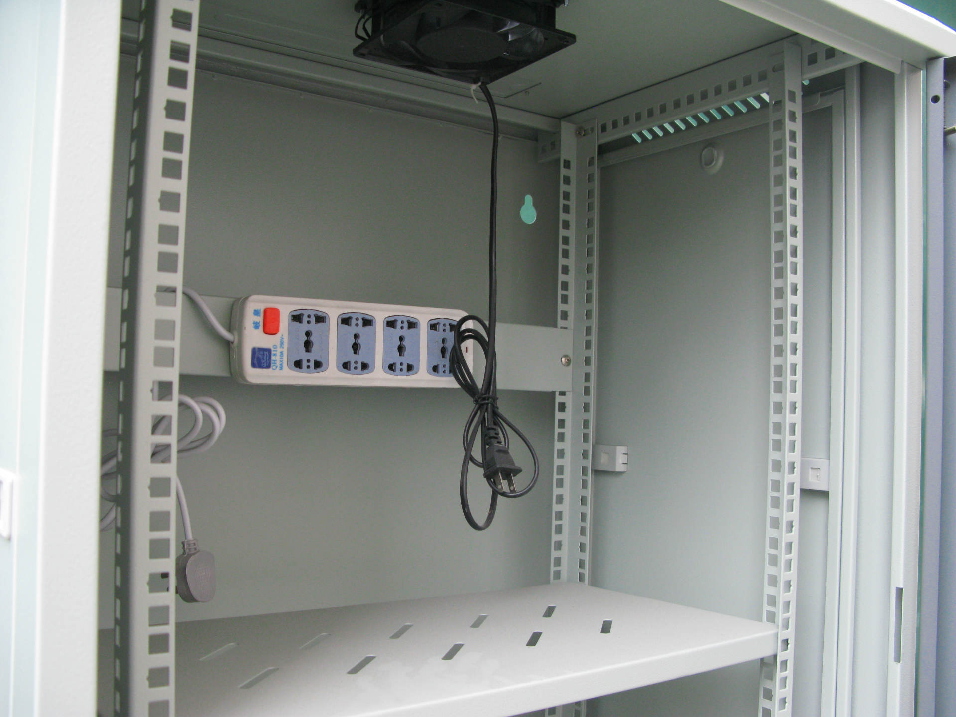 电气安装 机柜采用框架结构,静载承重达100kg.