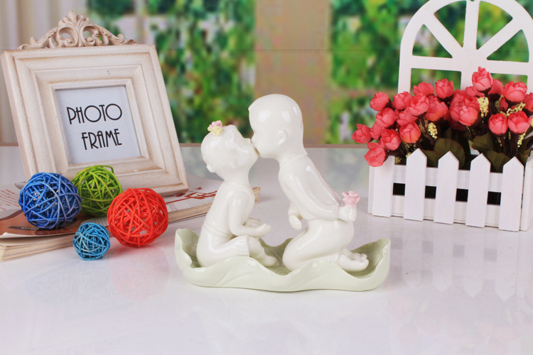景德镇陶瓷现货定制情人节礼品陶瓷爱之吻工艺品情侣家居装饰摆件