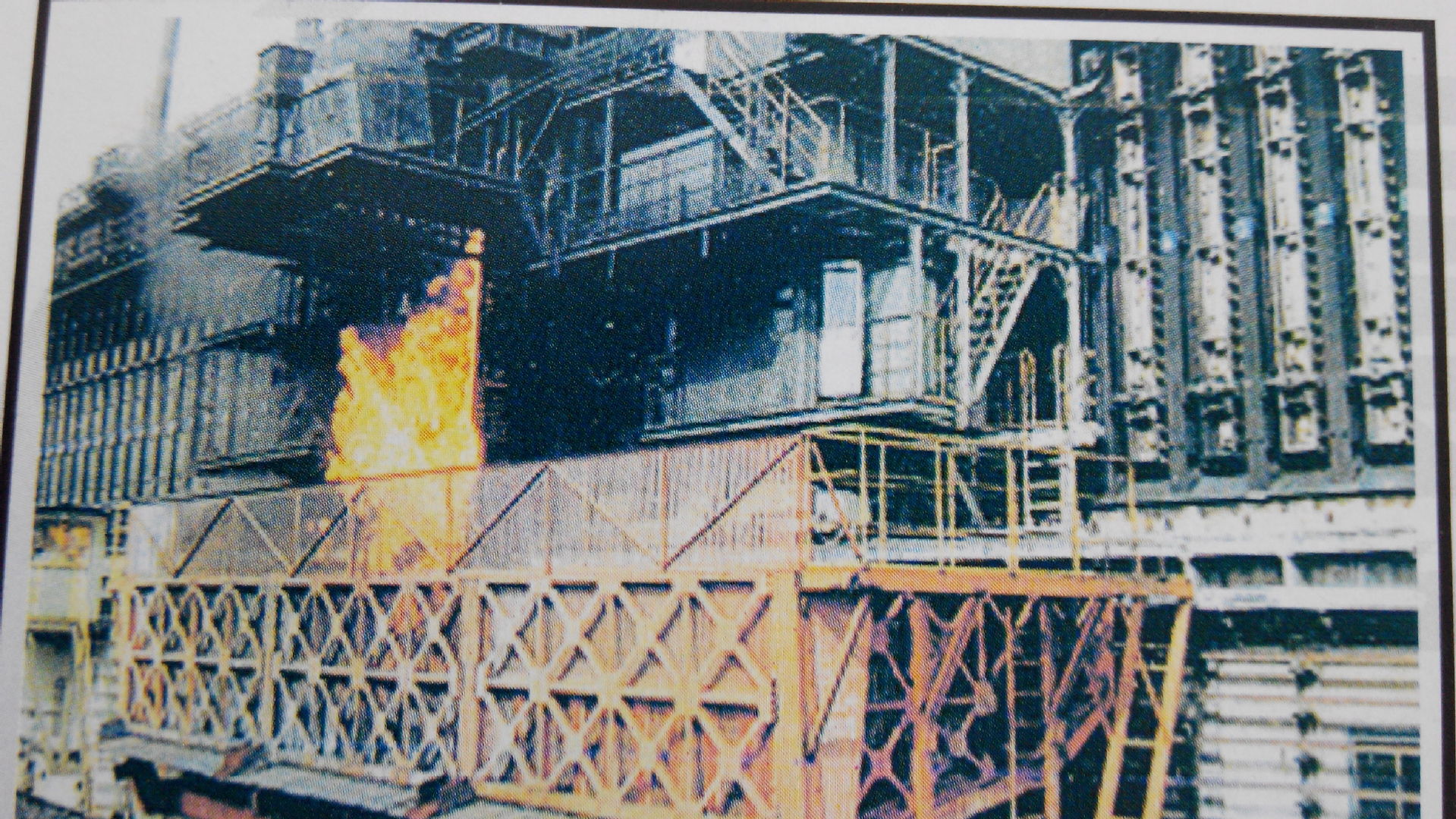 熄焦车用来承受自炼焦炉推出的炽热焦炭,由电机车牵引到熄焦塔下熄焦