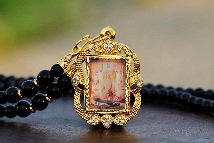 泰国佛牌正品批发代购阿赞明九尾狐仙牌招财招桃花姻缘夫妻和合