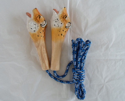 景区庙会热卖木制手工雕刻儿童玩具跳绳 木制模型地摊爆款