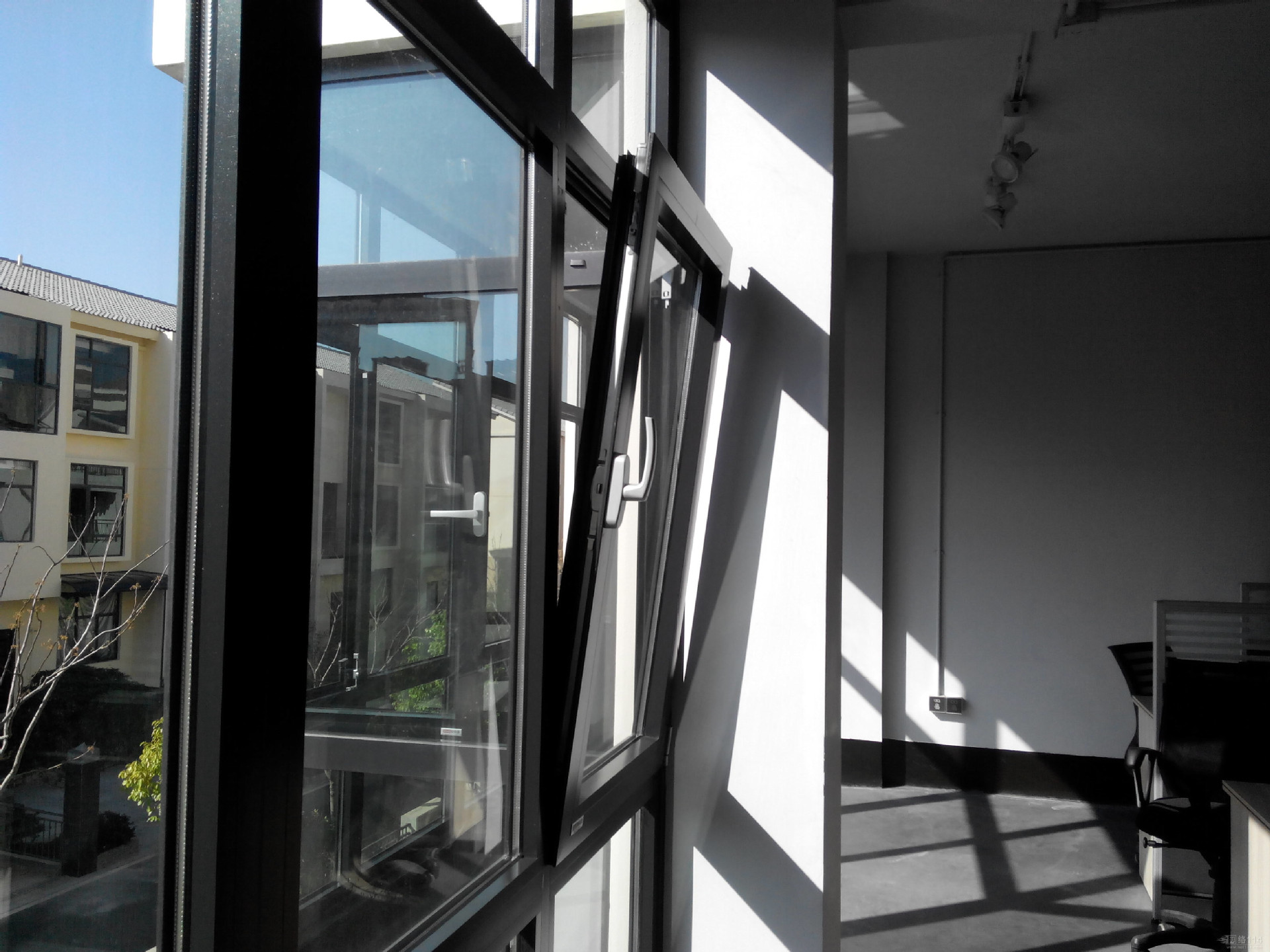 热销外开下悬窗 外悬窗 别墅内悬窗 欢迎选购