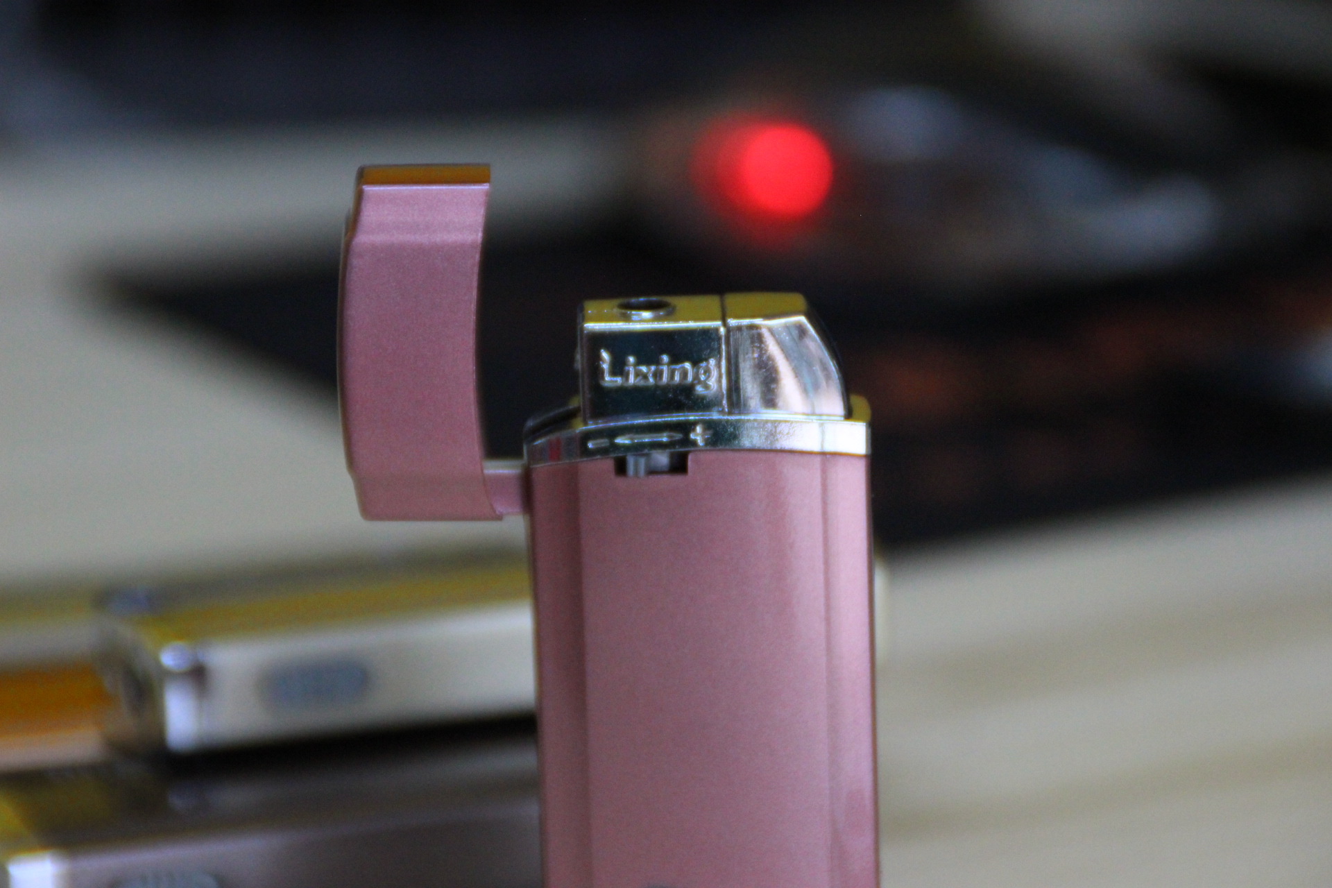 新浔一次性仿金属塑料翻盖防风带灯打火机喷漆五色打火机厂家直销