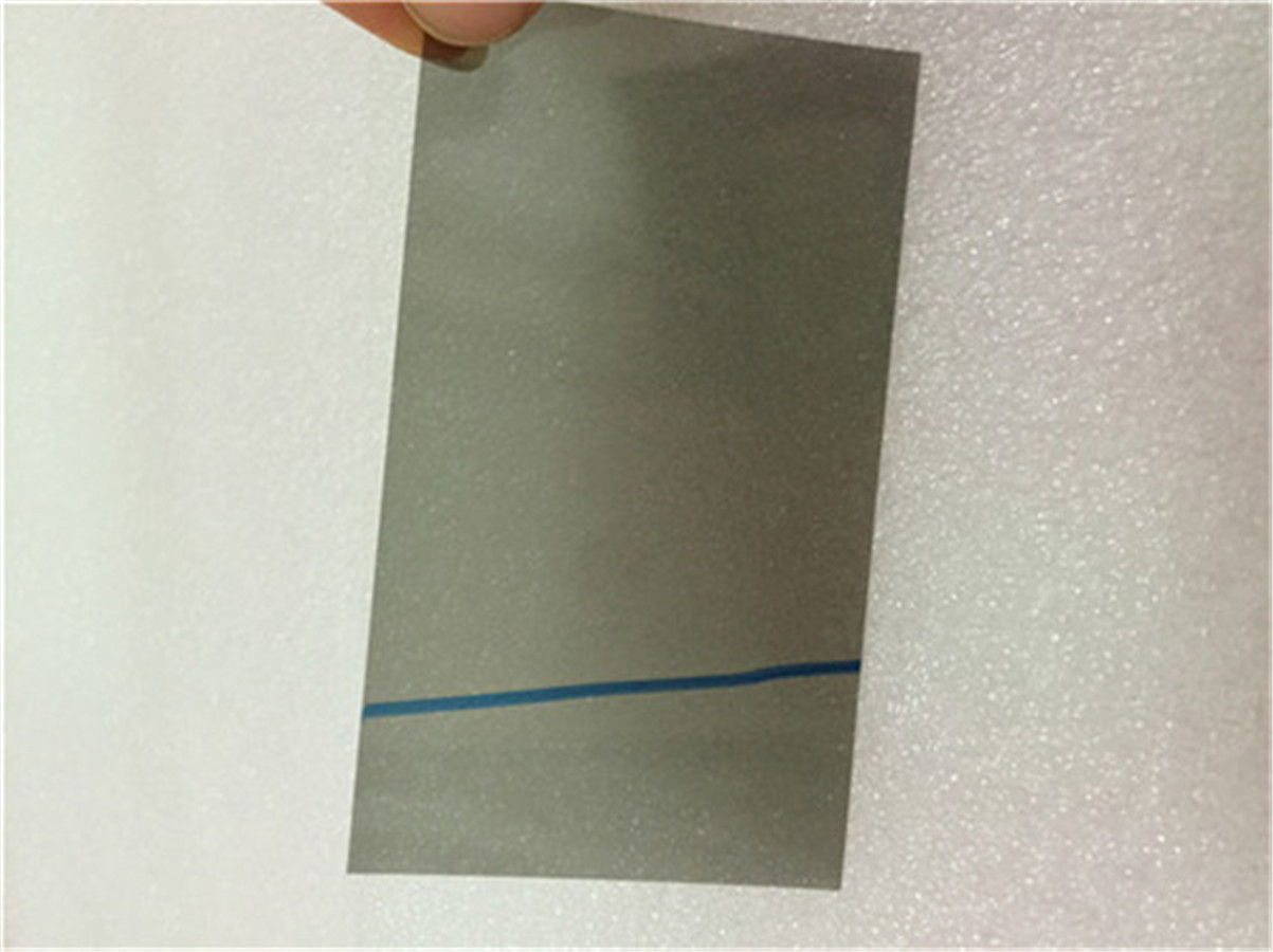 不能用硬物在表面推划,偏光片有一面自带粘性用来贴合在液晶lcd表面