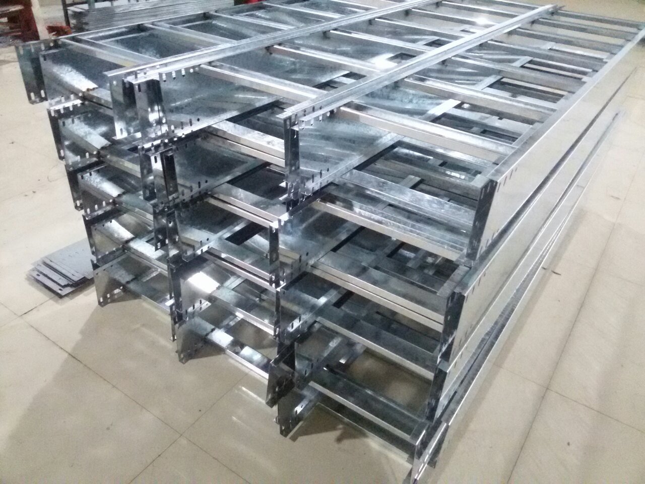 梯式桥架 梯级式竖井桥架镀锌电缆桥架线槽150x75x0.