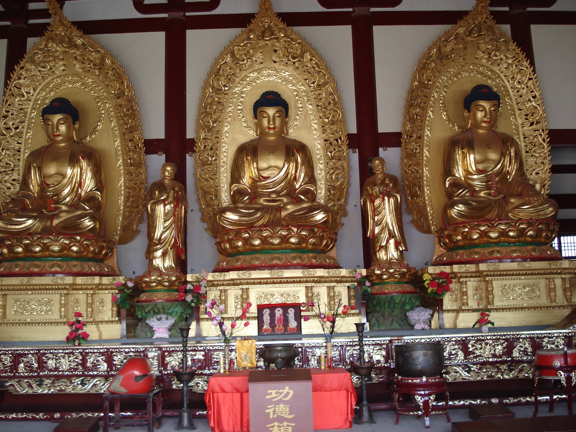 抚州木佛像 供应木雕贴金三宝佛 佛像铸造厂家 定做寺庙三宝佛