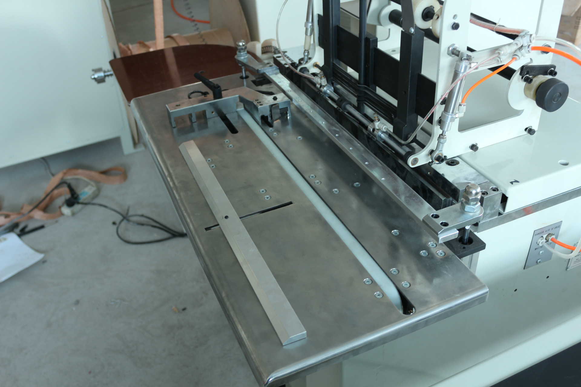 专业销售-新款-铁圈装订机-全自动台挂历装订机