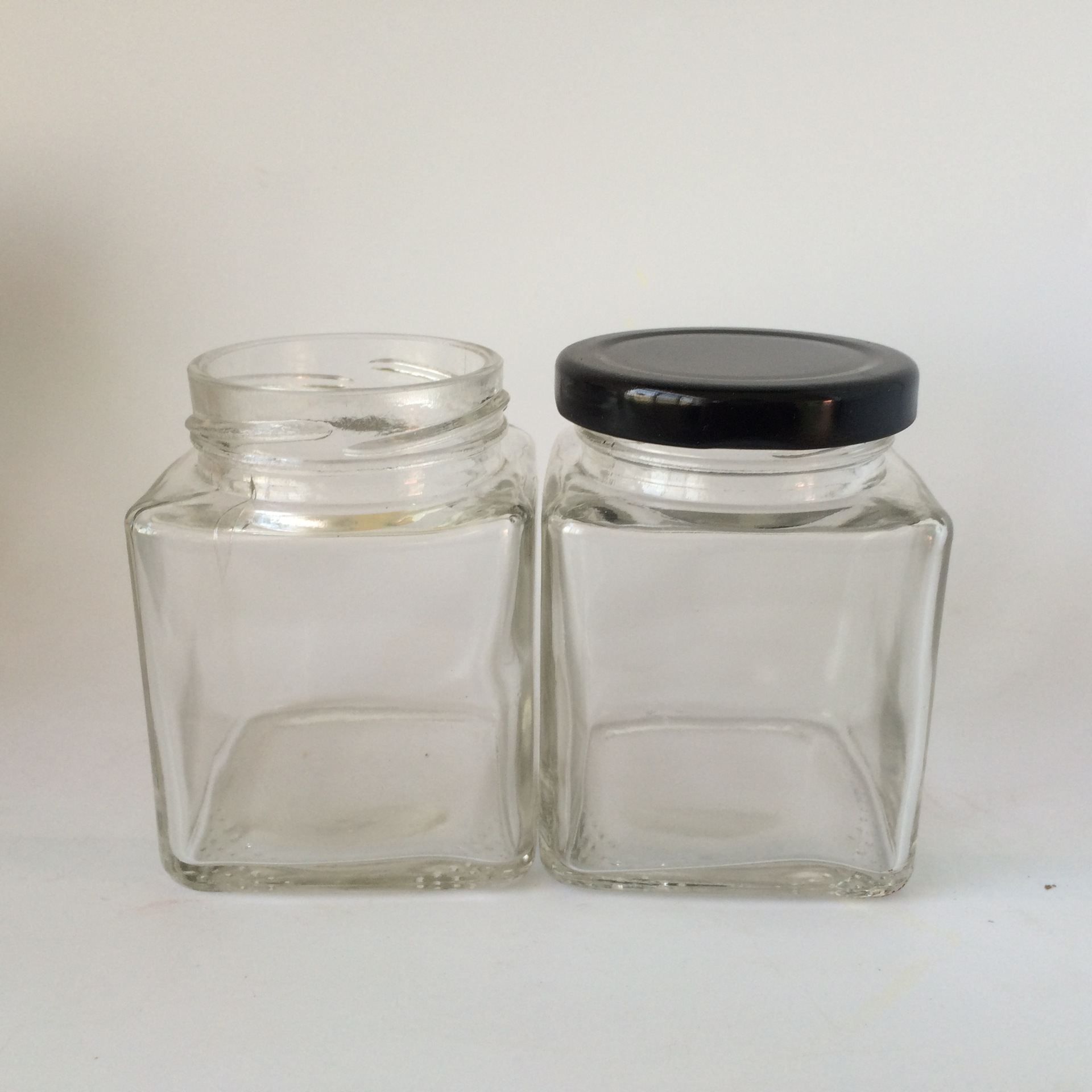 现货供应高白料玻璃180ml方形酱菜罐辣椒酱瓶蜂蜜罐厂家直销定制