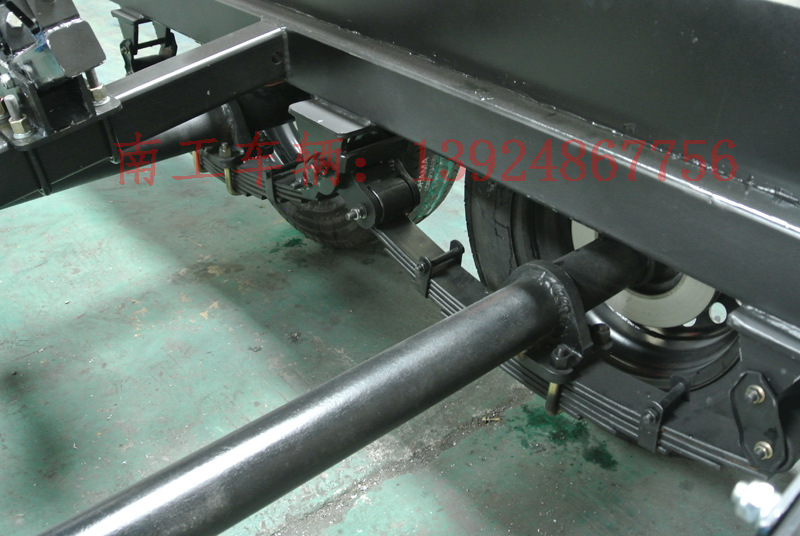 游艇拖车减震悬挂机构